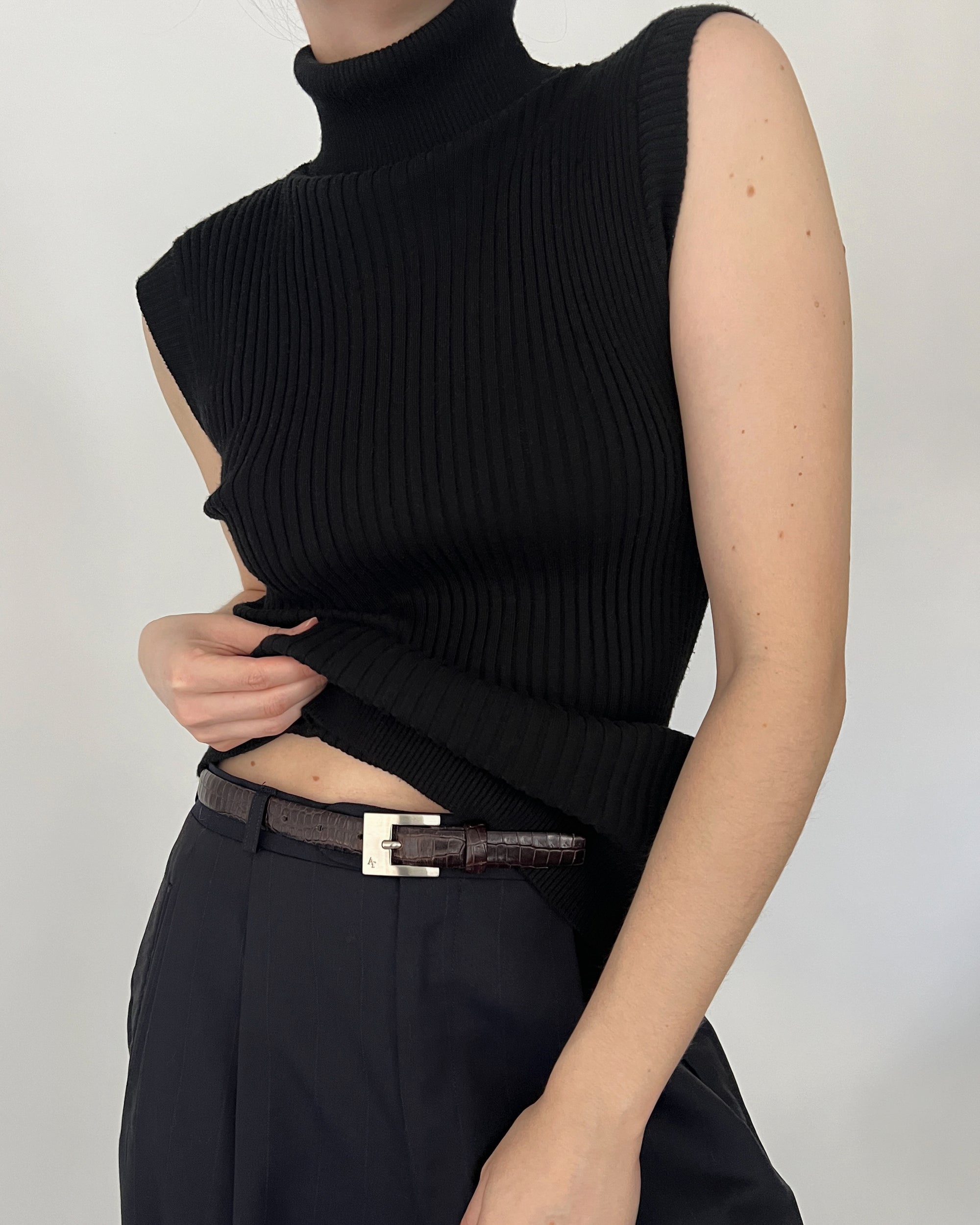 Essential Vintage Noir Knit Sleeveless Turtleneck